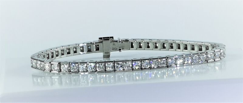 A diamond line bracelet in white gold